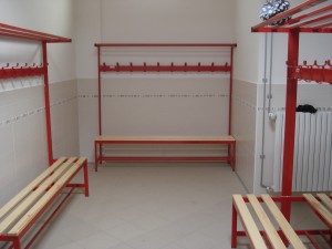 Si può vedre gli spogliatoi della palestra utilizzata dall'infanzia e dalla primaria. Sono dotati di panchine e attaccapanni.