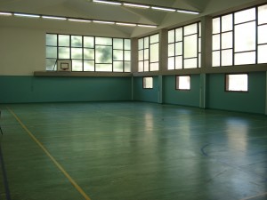 È la palestra utilizzata sia dalla scuola dell'infanzia che dalla primaria. Si può vedere il grande spazio e la luce che entra dalle grandi vetrate in alto.