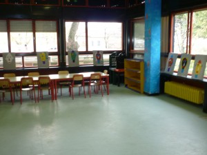 si può osservare la sezione con due tavoli e dioverse sedie, sopra il davanzale delle finestre si può vedere dei lavori di volti realizzati dai bambini.